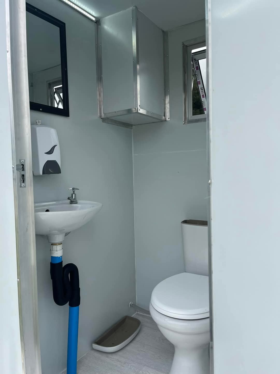 VIP Mobile Sanitation Unit – Dual Cubicle – Fully Equipped